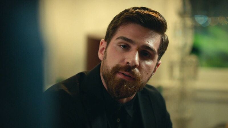 Çelebi tiene un plan para implicar a Ömer en el incendio de la discoteca y salvar a Iskender 