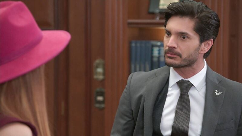 Pedro está furioso con Déborah por lo que le hizo a Tadeo y amenaza con matarla