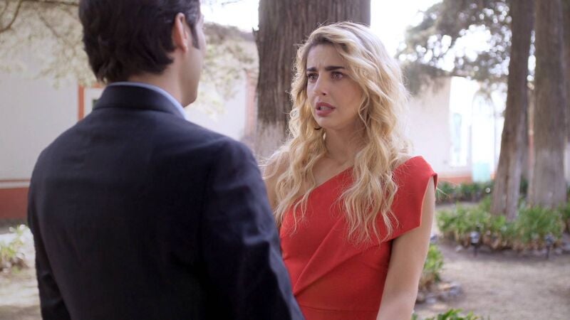 Lucas conoce el gran secreto de Sara y ella le pide que guarde silencio