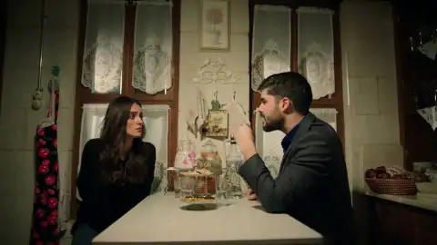 Ipek y Ökkes ahogan sus penas en el alcohol Ipek y Ökkes ahogan sus penas en el alcohol