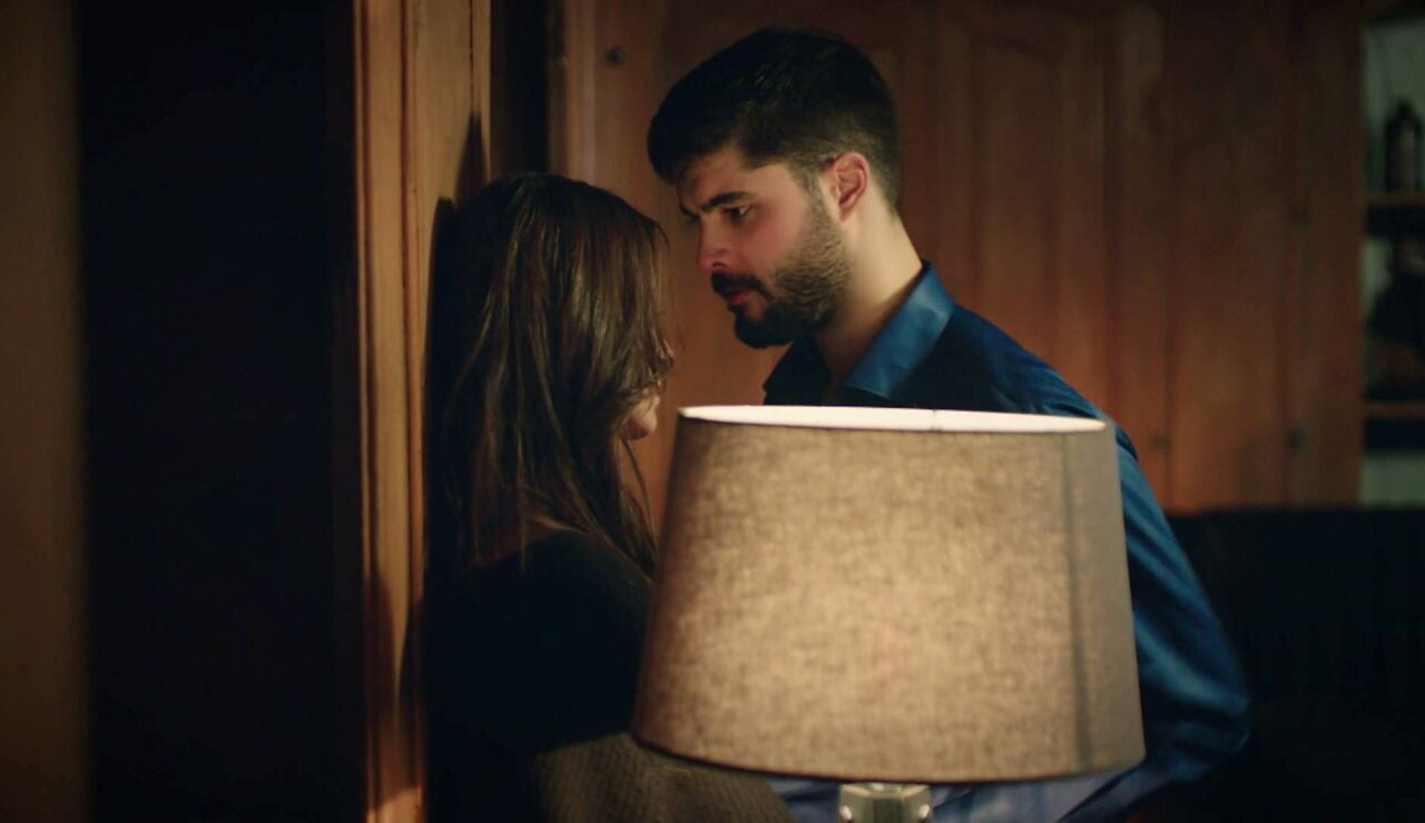 Ipek y &Ouml;kkes pasan una rom&aacute;ntica noche juntos