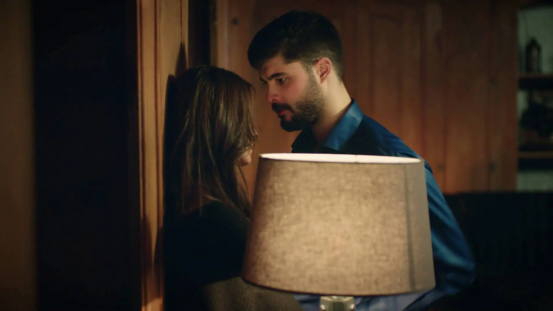 Ipek y Ökkes pasan una romántica noche juntos Ipek y Ökkes pasan una romántica noche juntos
