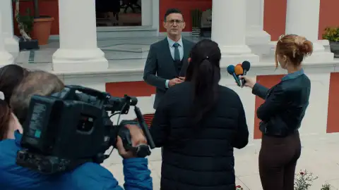 Çelebi se defiende de las acusaciones de Cemre ante los medios de comunicación Çelebi se defiende de las acusaciones de Cemre ante los medios de comunicación