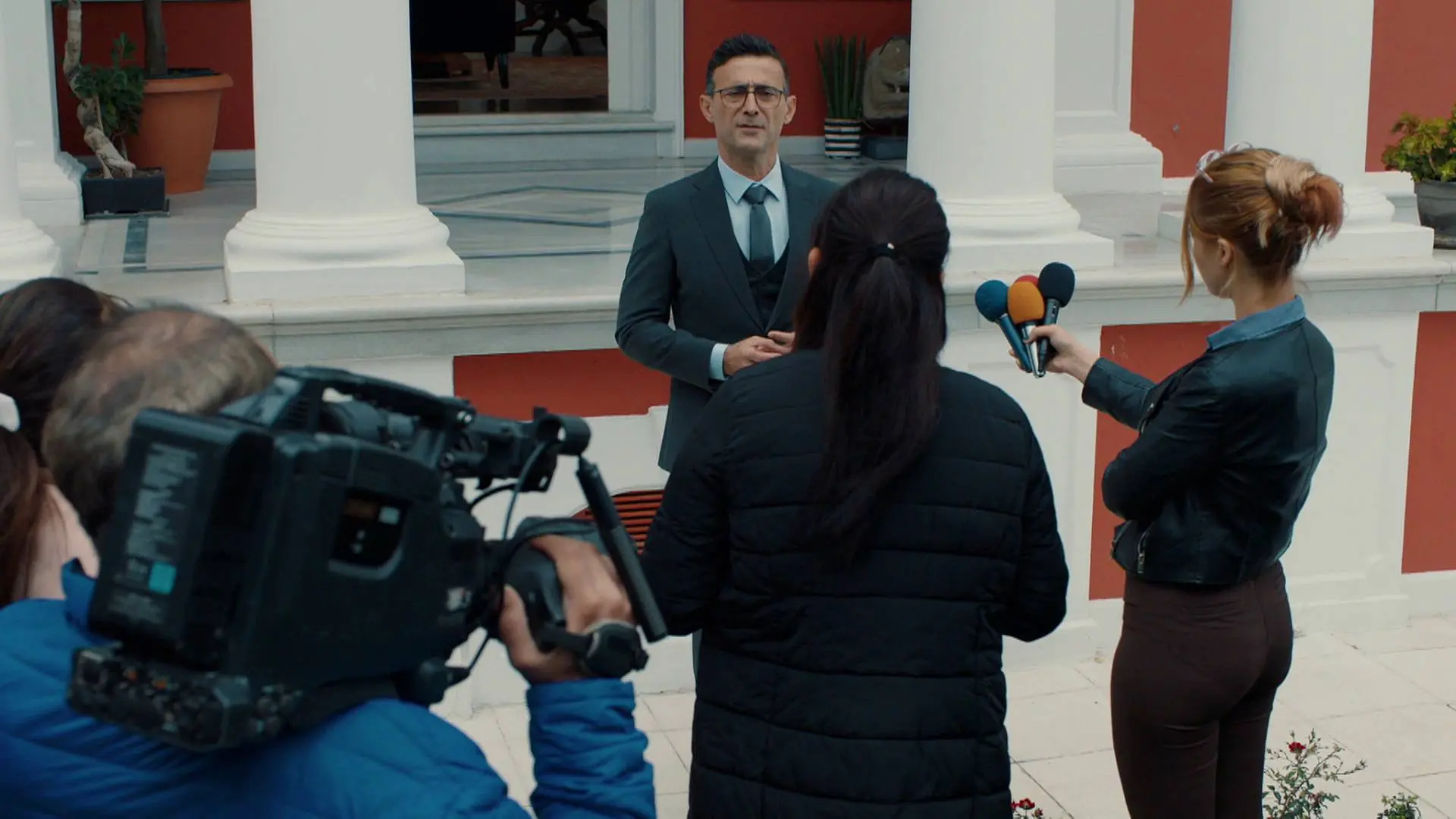  Çelebi se defiende de las acusaciones de Cemre ante los medios de comunicación