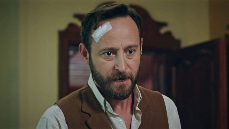 Metin sobrevive al grave accidente de tráfico que sufre y sospecha que Orhan está detrás de todo lo ocurrido