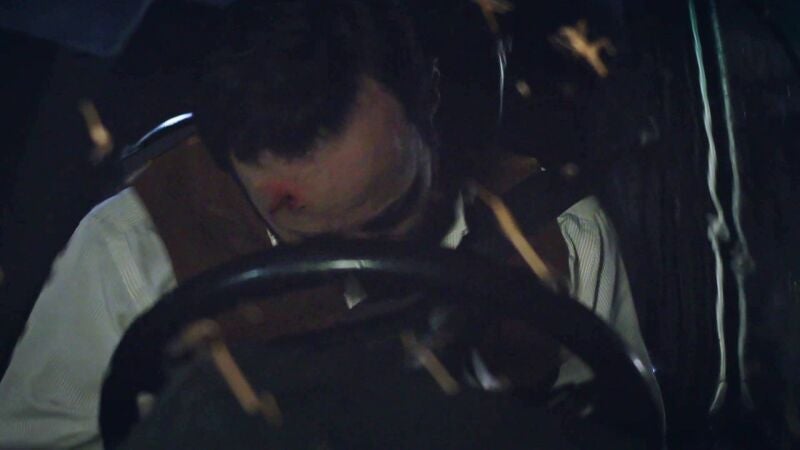 Metin sufre un grave accidente de tráfico al manipular Hazim los frenos de su coche