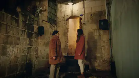 Kevsa confiesa a Zülüf que su padre es el responsable de la muerte de Celil Kevsa confiesa a Zülüf que su padre es el responsable de la muerte de Celil