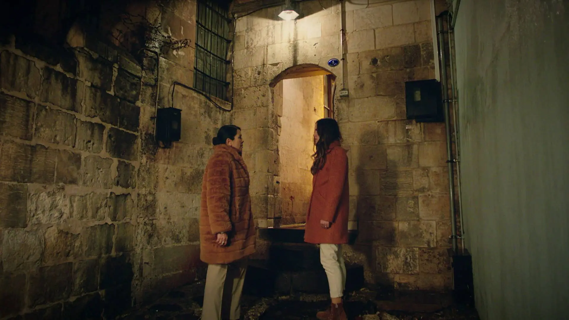 Kevsa confiesa a Zülüf que su padre es el responsable de la muerte de Celil Kevsa confiesa a Zülüf que su padre es el responsable de la muerte de Celil