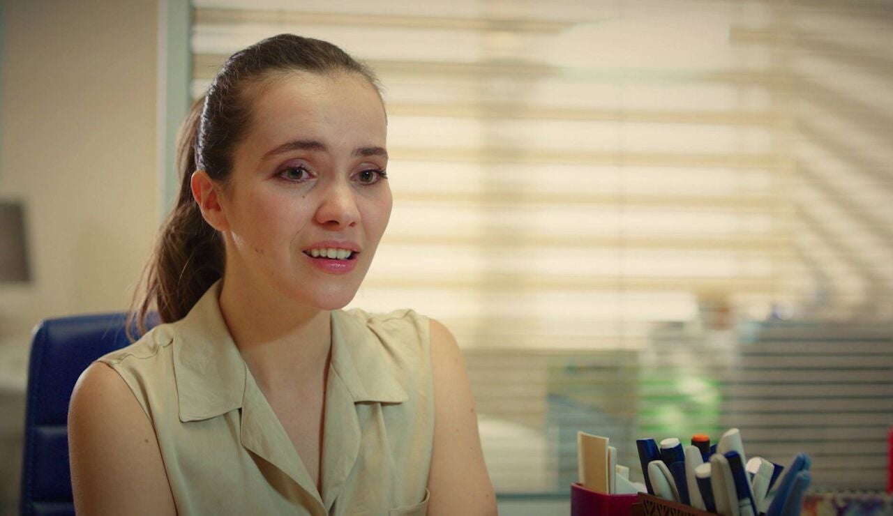 Z&uuml;l&uuml;f recibe una noticia inesperada: est&aacute; esperando un beb&eacute;