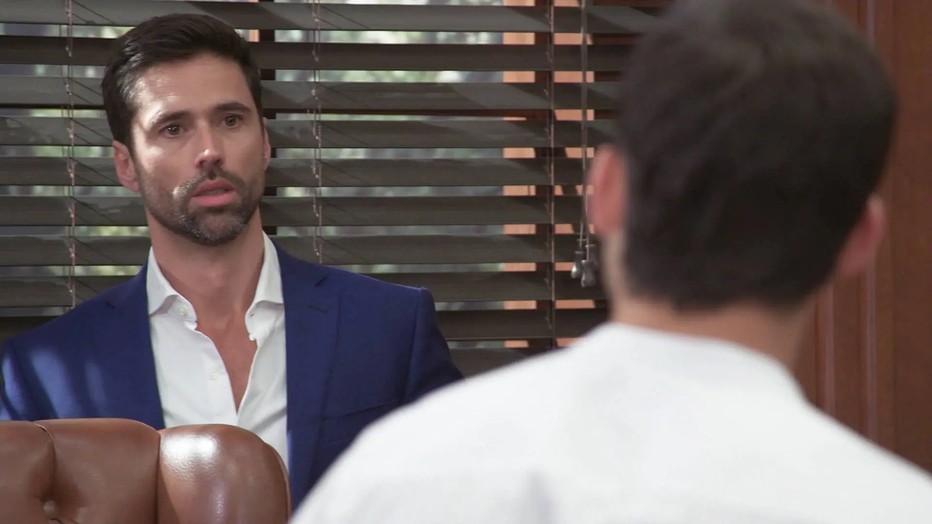 Juan descubre que su hermano Pedro ha robado a la empresa familiar Juan descubre que su hermano Pedro ha robado a la empresa familiar