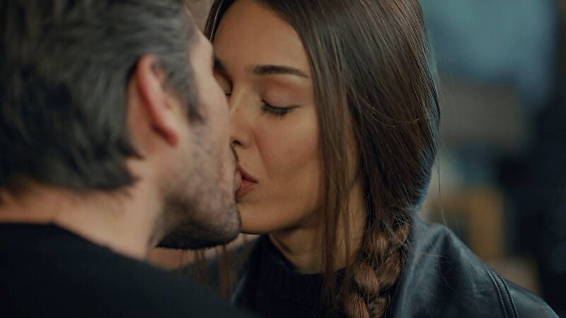 Surge el amor: la intervención de los amigos de Rüya y Ömer hace que, por fin, sus sentimientos mutuos afloren