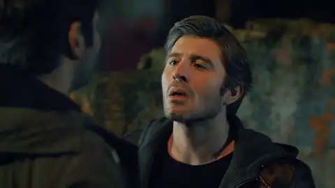 Ozan anima a Ömer a confesar sus sentimientos a Rüya Ozan anima a Ömer a confesar sus sentimientos a Rüya