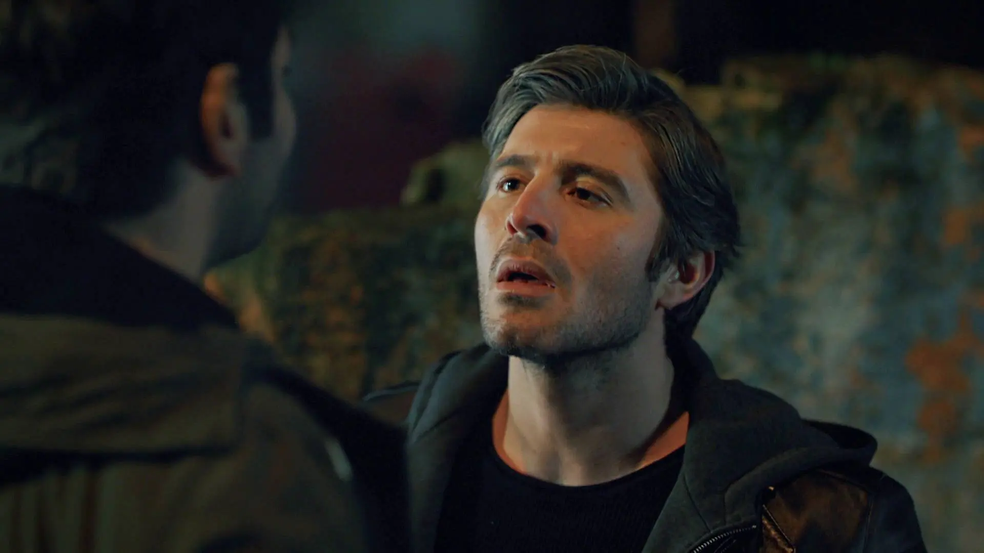 Ozan anima a Ömer a confesar sus sentimientos a Rüya