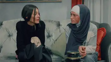 Rüya confiesa a Çicek que está locamente enamorada de Ömer