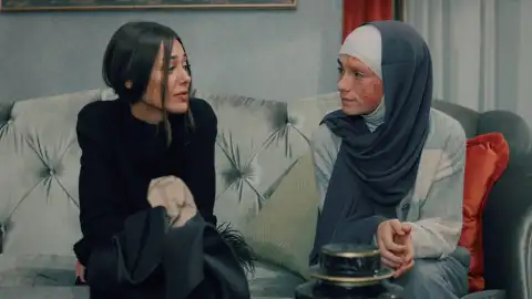 Rüya confiesa a Çicek que está locamente enamorada de Ömer Rüya confiesa a Çicek que está locamente enamorada de Ömer