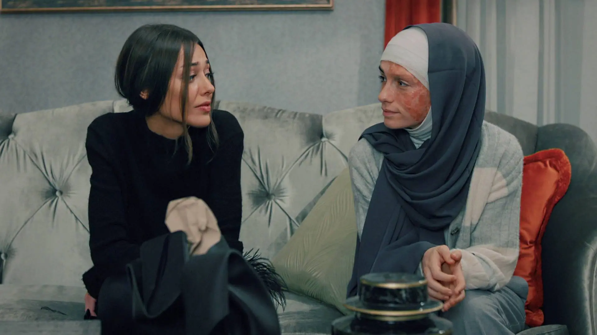 Rüya confiesa a Çicek que está locamente enamorada de Ömer Rüya confiesa a Çicek que está locamente enamorada de Ömer