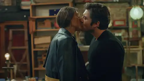 Rüya y Ömer se funden en un apasionado beso Rüya y Ömer se funden en un apasionado beso