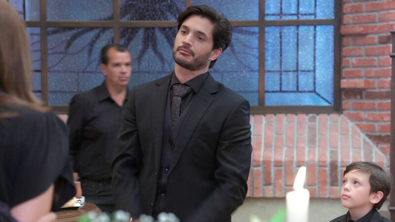 El cinismo de Pedro del Monte en el funeral del malogrado don Agustín enfada a todos en la hacienda