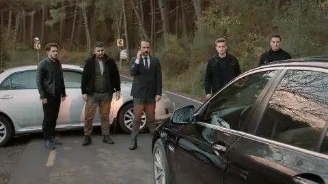 Los hombres de Çelebi se llevan por la fuerza a Kenan Los hombres de Çelebi se llevan por la fuerza a Kenan