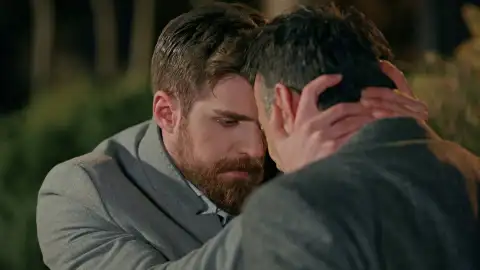 Iskender apoya a su hermano al conocer que su triste historia Iskender apoya a su hermano al conocer que su triste historia