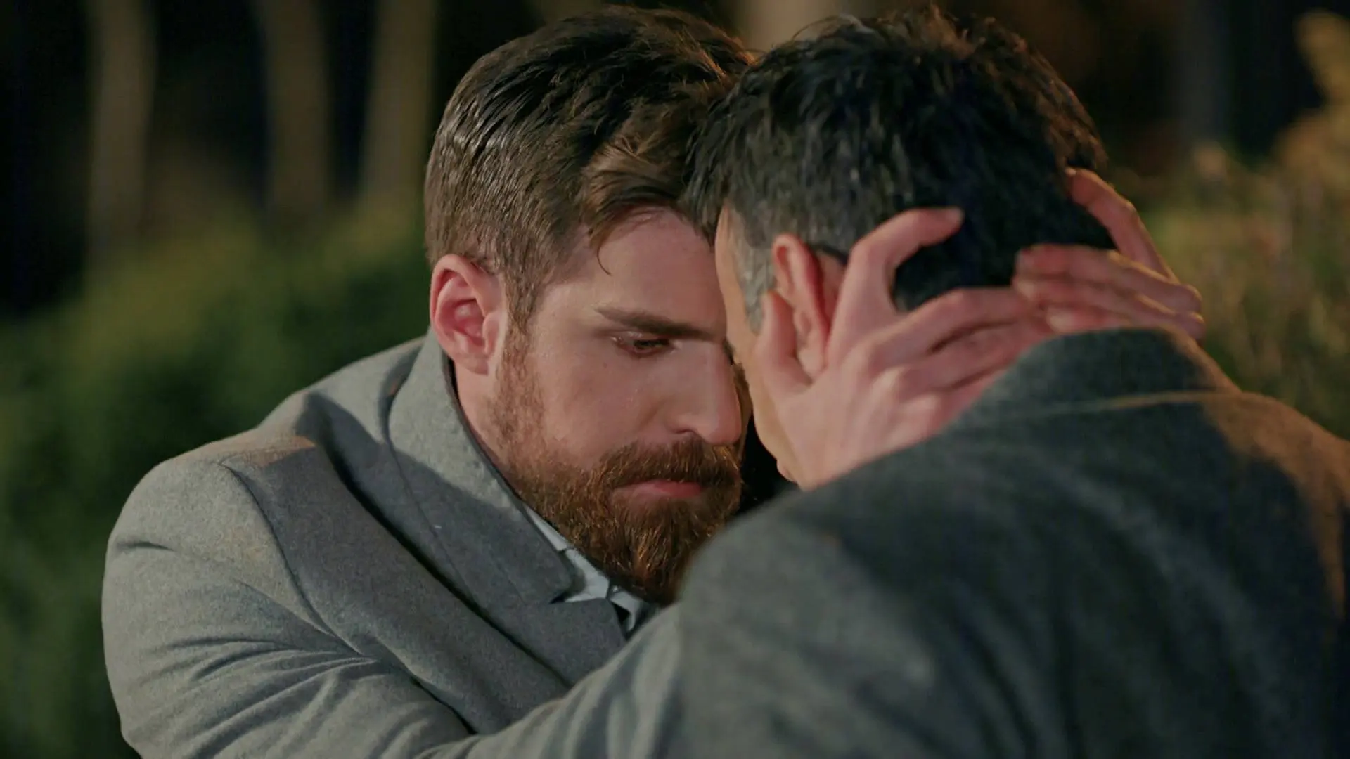 Iskender apoya a su hermano al conocer que su triste historia Iskender apoya a su hermano al conocer que su triste historia
