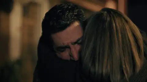 Ozan intenta retener a Cemre para que no vuelva con Çelebi Ozan intenta retener a Cemre para que no vuelva con Çelebi