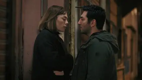 Los sentimientos de Ozan por Cemre son cada vez más fuertes y estos gestos lo confirman Los sentimientos de Ozan por Cemre son cada vez más fuertes y estos gestos lo confirman