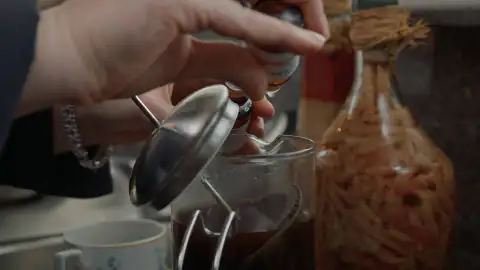 Cemre comienza a suministrar los sedantes a su marido Çelebi Cemre comienza a suministrar los sedantes a su marido Çelebi