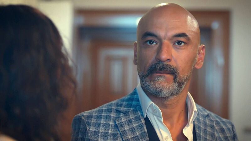 Alpay es un tipo sin escrúpulos que está deseando abandonar a Melek 