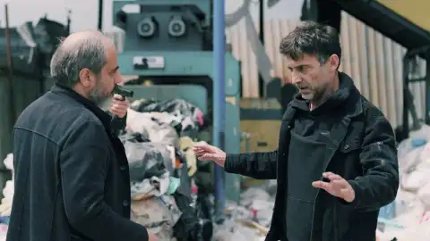 Çelebi ya no tiene escapatoria y la policía lo detiene Çelebi ya no tiene escapatoria y la policía lo detiene