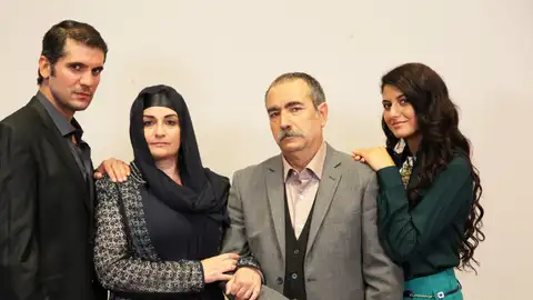 Kadim, padre de Berfin y Devra, es un hombre fácilmente manipulable por su madre Nujin Kadim, padre de Berfin y Devra, es un hombre fácilmente manipulable por su madre Nujin