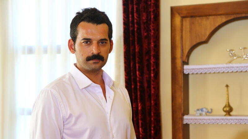 Azad, primo de Berfin, es dueño de un secreto que él mismo desconoce