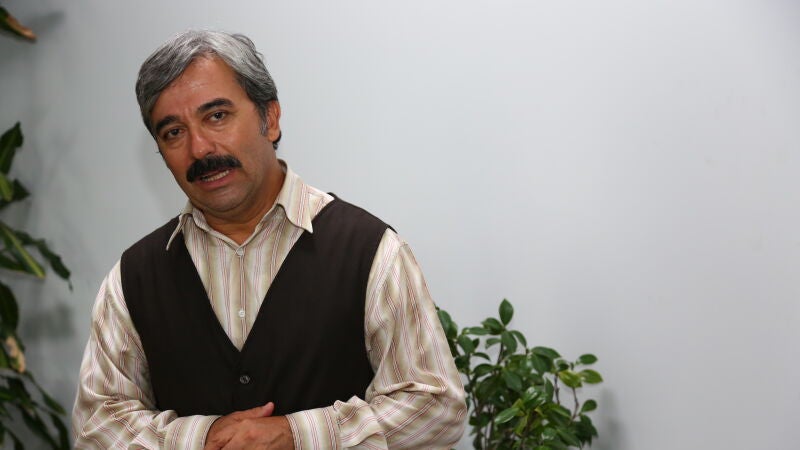 Rashit, padre de Zehra, solo tiene una ambición: ganar dinero a cualquier precio 