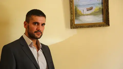 Devra, hermano de Berfin, es el villano por excelencia de Esposa joven Devra, hermano de Berfin, es el villano por excelencia de Esposa joven