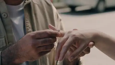 Ozan y Cemre sellan su historia de amor con una inesperada pedida de mano Ozan y Cemre sellan su historia de amor con una inesperada pedida de mano