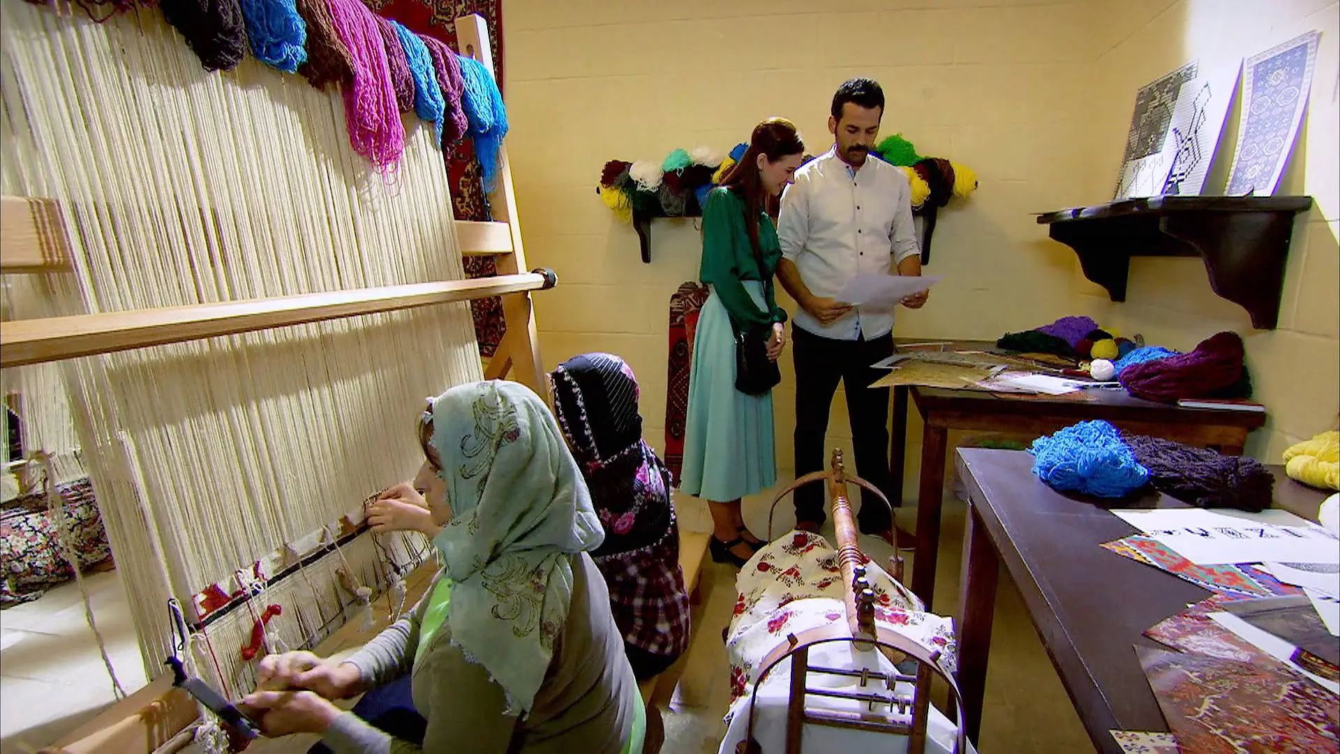 Azad muestra a Melek su lugar de trabajo
