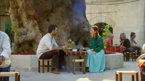 Melek y Azad se ponen al día tras estar tantos años sin verse Melek y Azad se ponen al día tras estar tantos años sin verse
