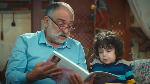 Seyit Alí lee un cuento Melek