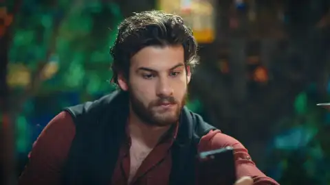 Ömer no escucha a Defne Melek