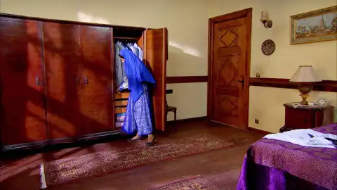 Berfin no quiere vivir bajo el mismo techo que los Kara y roba dinero a su madre Behiye Berfin no quiere vivir bajo el mismo techo que los Kara y roba dinero a su madre Behiye