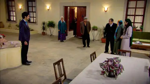 Así reaccionan los Kirman al descubrir que Zehra ha escapado con la ayuda de Melek Así reaccionan los Kirman al descubrir que Zehra ha escapado con la ayuda de Melek