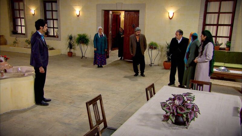 Así reaccionan los Kirman y los Kara al descubrir que Zehra ha huido a Estambul