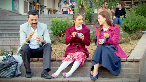 Zehra pasa un día maravilloso junto a Melek y Azad Zehra pasa un día maravilloso junto a Melek y Azad