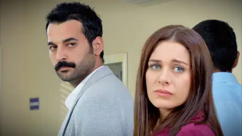 Devra y Rashit tienden una trampa a Melek, Azad y Zehra Devra y Rashit tienden una trampa a Melek, Azad y Zehra