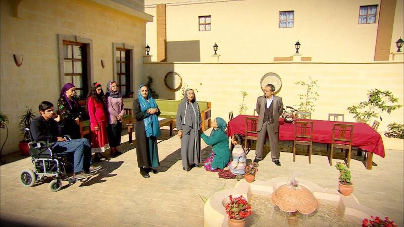 La familia de Zehra implora por su vida ante los Kirman, pero Nujin no da su brazo a torcer 