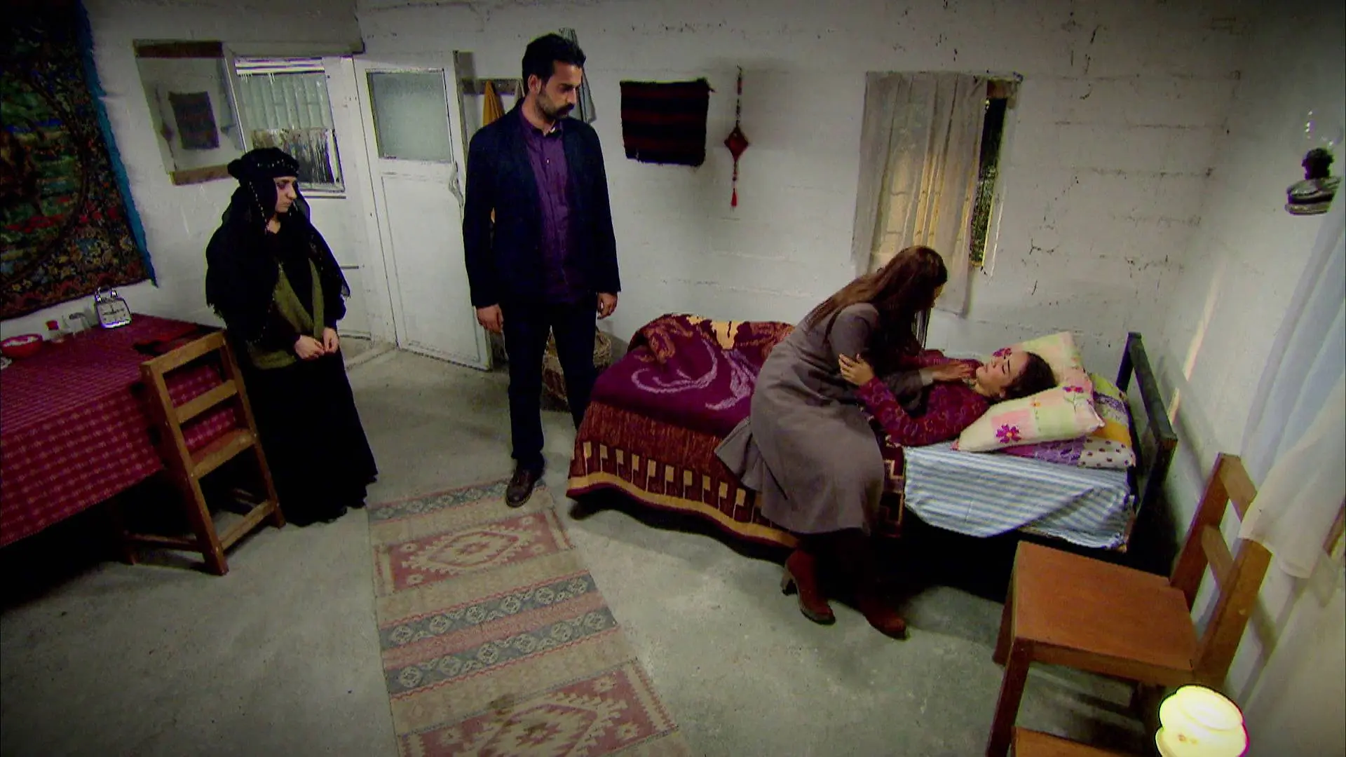 Melek rompe a llorar al ver a Zehra viva Melek rompe a llorar al ver a Zehra viva