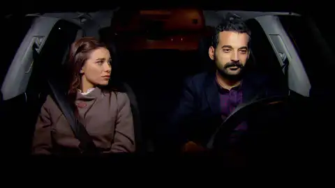Azad explica a Melek cómo Zehra logró sobrevivir en el río Azad explica a Melek cómo Zehra logró sobrevivir en el río