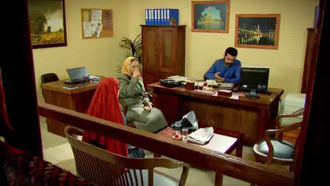 Behiye desea que su hijo Devra se case lo antes posible para adueñarse del imperio familiar Behiye desea que su hijo Devra se case lo antes posible para adueñarse del imperio familiar