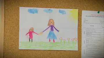 La carta de la madre de Melek, escondida tras un dibujo de Elif
