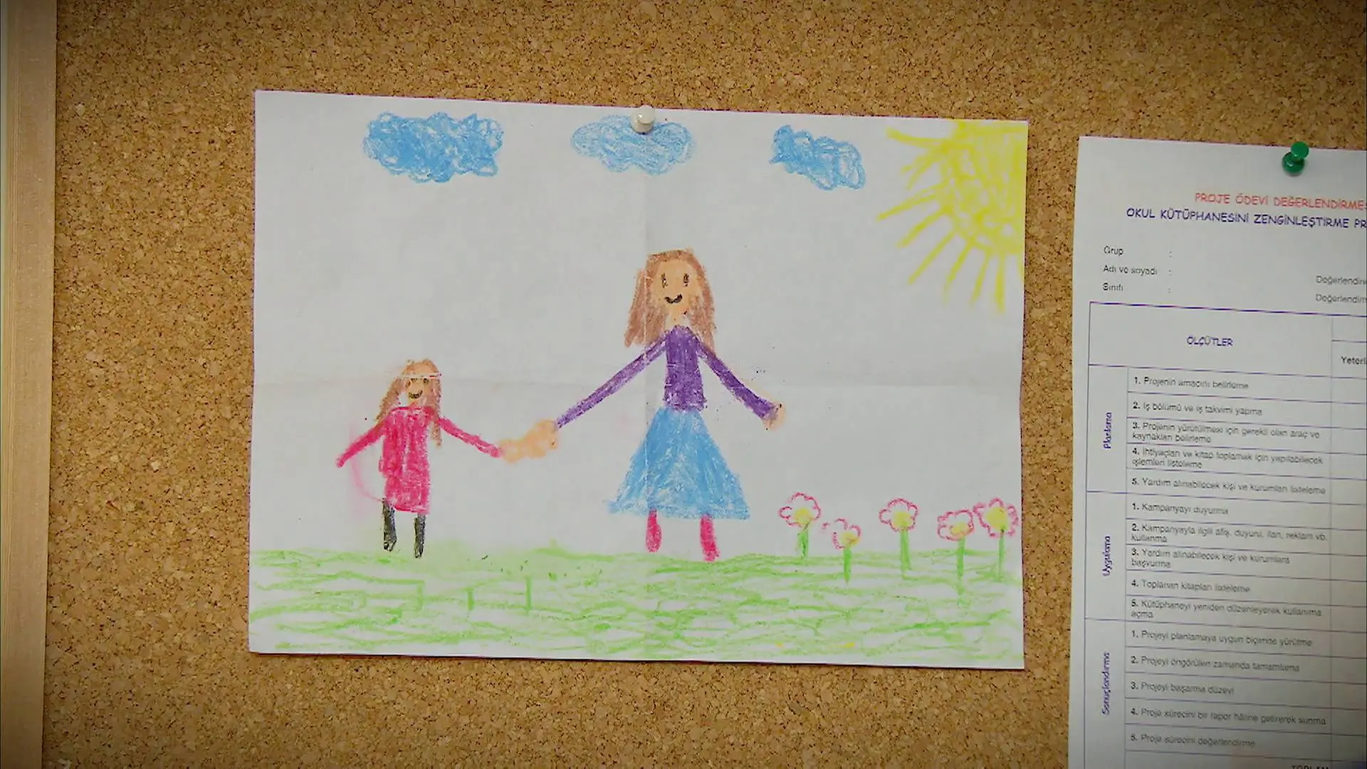 La carta de la madre de Melek, escondida tras un dibujo de Elif